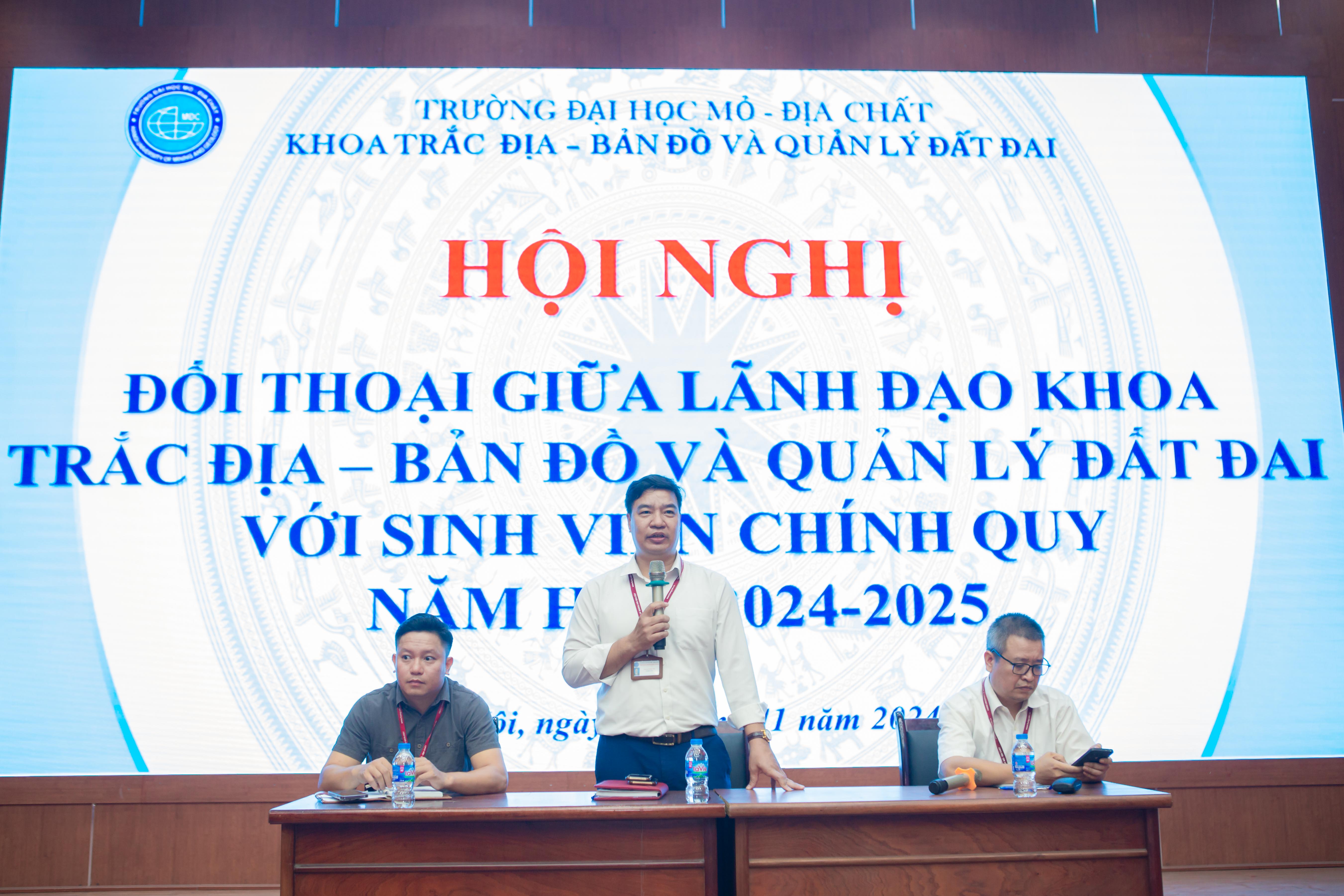 Hội nghị đối thoại giữa Lãnh đạo khoa Trắc địa - Bản đồ và Quản lý đất đai với sinh viên chính quy năm học 2024-2025